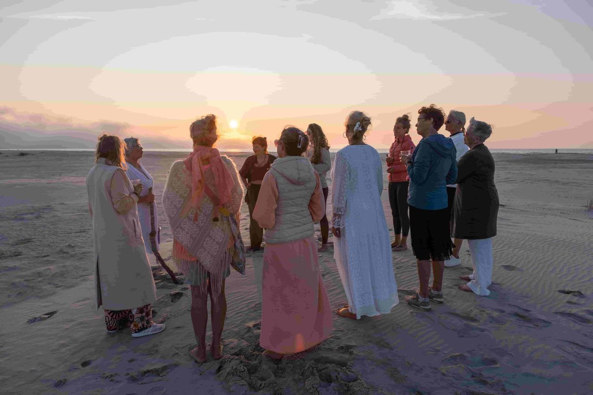 vrouwenkring-zonsondergang-web.jpeg